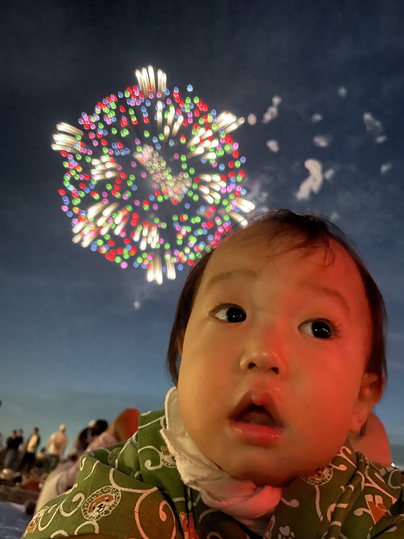 作品名：初めての花火は大きな音に驚いて